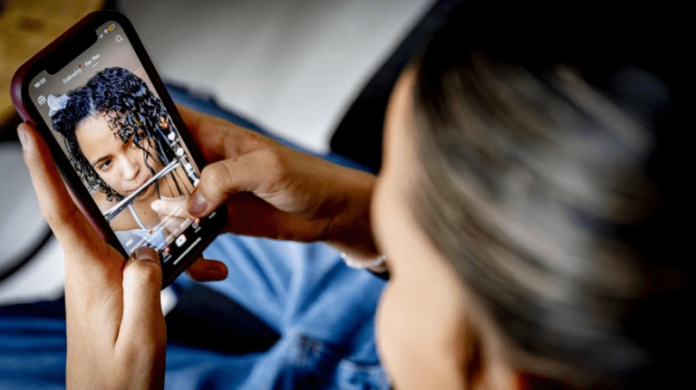 La France interdit les réseaux sociaux aux moins de 15 ans : un tournant… mais pas une solution miracle