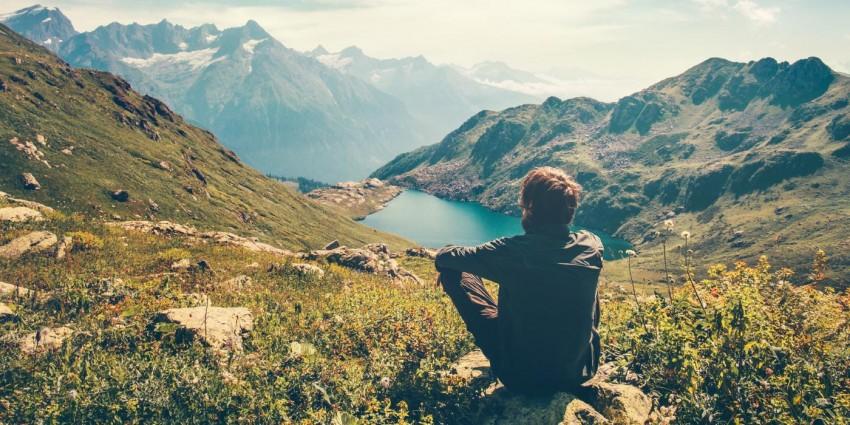 Personne contemplant les montagnes lors d'une pause sans téléphone en Suisse