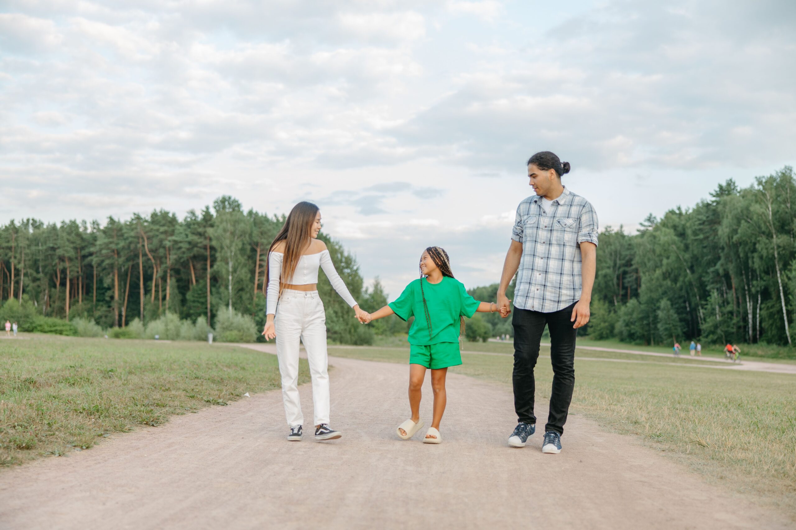 Famille profitant d’un moment ensemble dans la nature pendant une déconnexion numérique