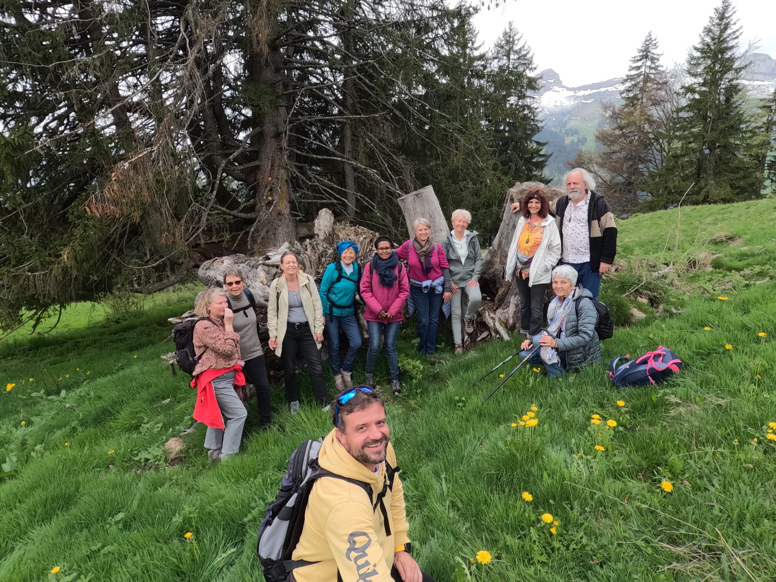Lino avec un groupe de participants Bas Les Masques en pleine nature