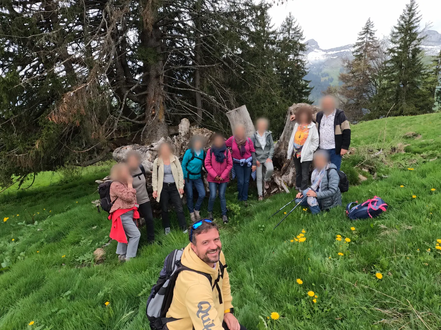 Lino au premier plan avec un groupe en pleine nature lors d’une expérience de déconnexion numérique.