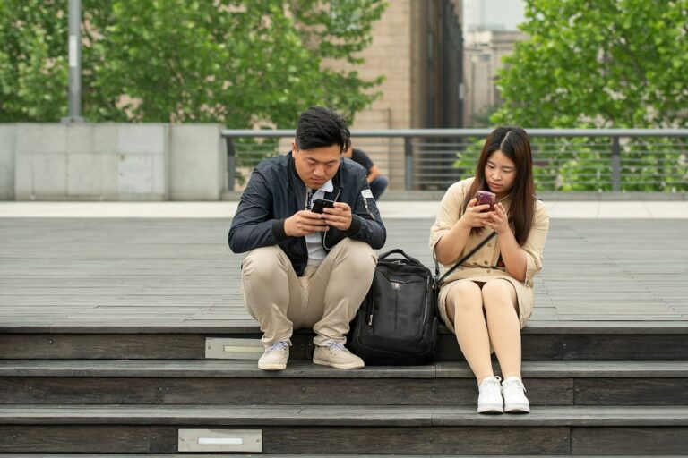 Phubbing : quand notre téléphone s’invite entre nous