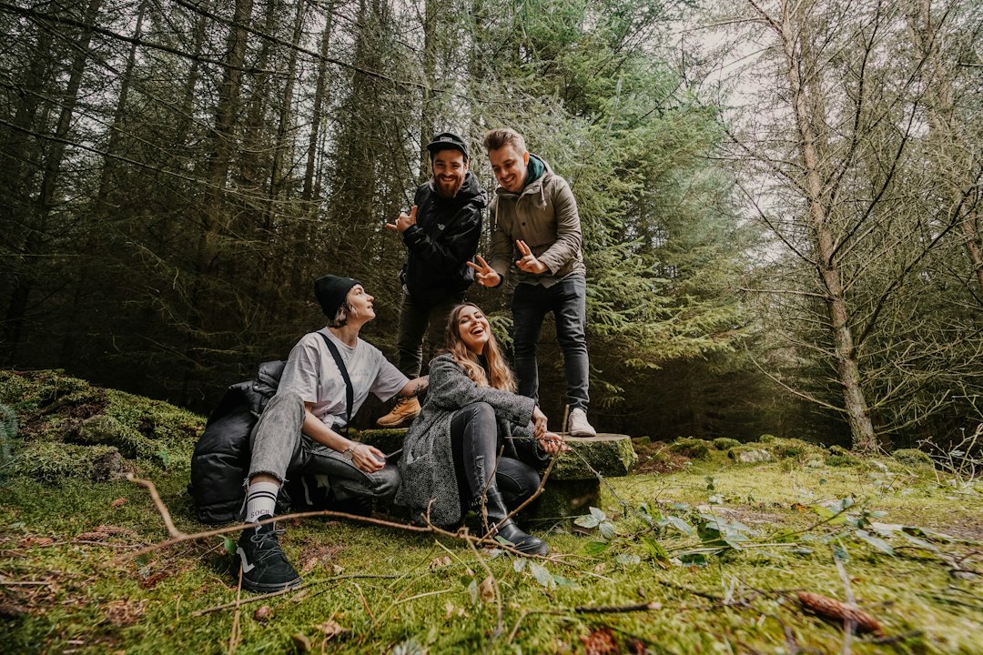 Un petit groupe partage un moment convivial en forêt — photo d’ambiance.